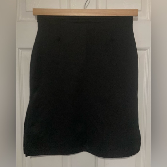 EUC ๐ฆ Derek Heart jet black embroidered A line skirt - Picture 2 of 4